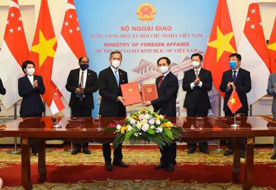 Singapore nhất trí thúc đẩy xây dựng thỏa thuận công nhận "hộ chiếu vaccine" với Việt Nam