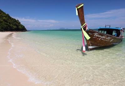 Du khách xếp hàng để đến Phuket, Thái Lan muốn mở cửa thêm 3 đảo