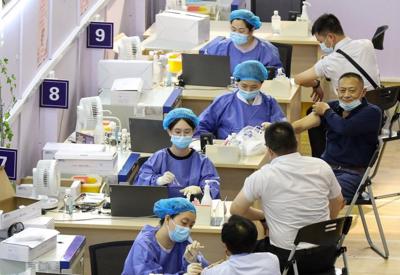 Nhiều tỉnh, thành phố Trung Quốc cấm người chưa tiêm vaccine Covid-19 vào siêu thị, bệnh viện