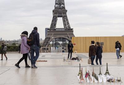 Khoảng 13.000 khách được phép tham quan tháp Eiffel mỗi ngày