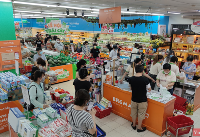 Người dân Hà Nội đổ xô đi mua hàng tích trữ, siêu thị đông nghẹt