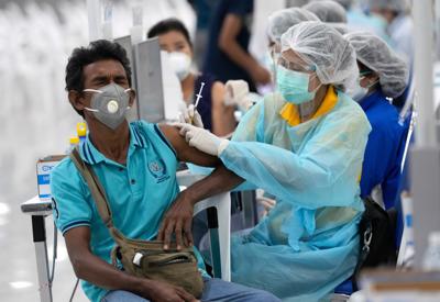 Không có đủ vaccine AstraZeneca, Thái Lan tiêm kết hợp với vaccine Sinovac