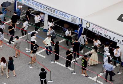 Hàn Quốc rơi vào "khủng hoảng" vaccine, người dân chờ 111 giờ để được xếp lịch tiêm