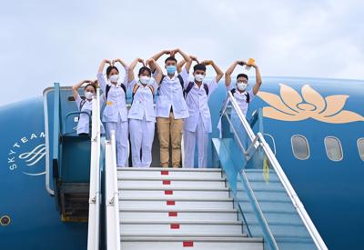 Hàng không Việt đối diện với “bão mạng”