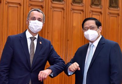 Thủ tướng đề nghị Thụy Sĩ giúp Việt Nam tiếp cận vaccine và hợp tác chuyển giao công nghệ
