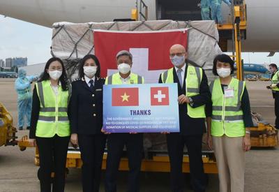 Việt Nam nhận lô hàng viện trợ 30 máy thở, 500.000 test xét nghiệm kháng nguyên từ Thụy Sỹ