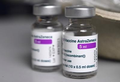 Pháp và Hungary tặng Việt Nam vaccine cùng vật tư y tế phòng Covid-19  
