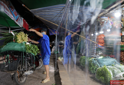 Chợ đầu mối phía Nam Hà Nội thận trọng trong ngày đầu mở cửa trở lại
