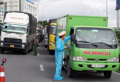 Xe vận tải "luồng xanh" phải khai báo y tế hệ thống phần mềm quản lý công dân vùng dịch