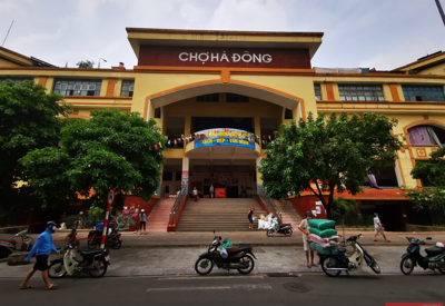 Chợ Hà Đông đóng cửa, tiểu thương nhanh chóng dọn hàng để đi test Covid-19