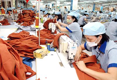 HSBC: Thách thức cho Việt Nam chủ yếu ở da giày và dệt may