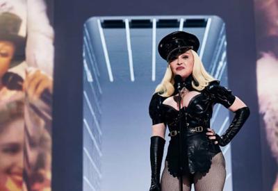 Nữ hoàng nhạc Pop Madonna xuất hiện đầy ấn tượng trong lễ trao giải MTV VMAs 2021