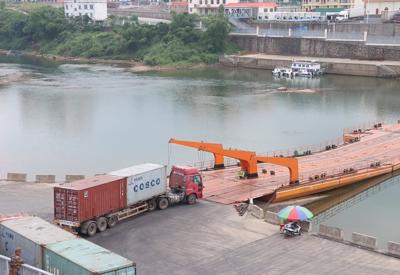 Trung Quốc tạm dừng nhập khẩu mặt hàng thanh long tại Cầu phao tạm Đông Hưng 
