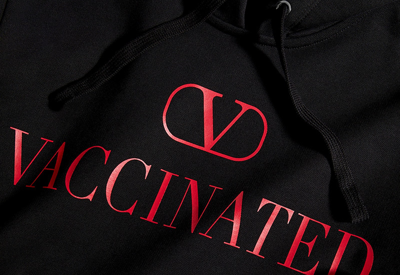 Valentino và chiếc áo “đã tiêm vaccine”