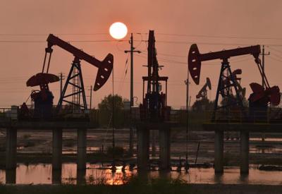 Vì sao giá dầu tăng chóng mặt?