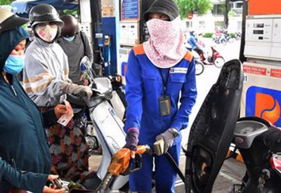 Xăng dầu đồng loạt tăng giá mạnh, xăng RON95-III tiến sát mốc 23.000 đồng/lít
