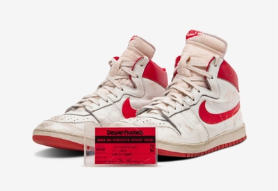 Đôi giày của huyền thoại bóng rổ Michael Jordan lại lập kỷ lục đấu giá mới
