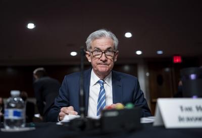 Lo lạm phát ngày càng nóng, ông Powell tính đẩy nhanh cắt giảm QE