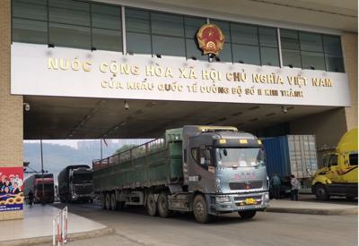 Cửa khẩu Kim Thành tại Lào Cai không đóng cửa trong dịp Tết, mỗi ngày vẫn thông quan khoảng 400 xe hàng