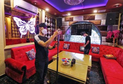 Căn cứ cấp độ dịch để mở lại dịch vụ karaoke, vũ trường