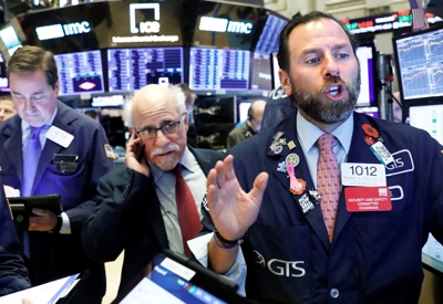 Dow Jones “bay” hơn 600 điểm vì căng thẳng Nga-Ukraine leo thang trở lại, dầu hồi giá, Bitcoin lao dốc