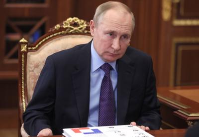 Chứng khoán Nga giảm 45%, đồng Rúp mất giá 10% trong một phiên