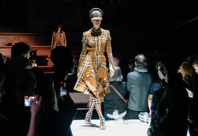 BST Burberry Thu – Đông 2022: hiện thực trong thế giới hỗn loạn