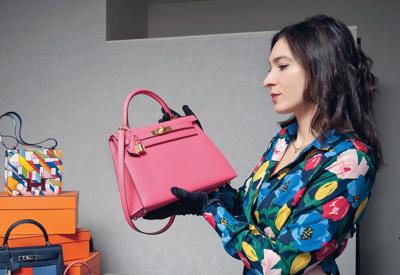 Đàn ông mua cổ phiếu, phụ nữ sắm túi hiệu