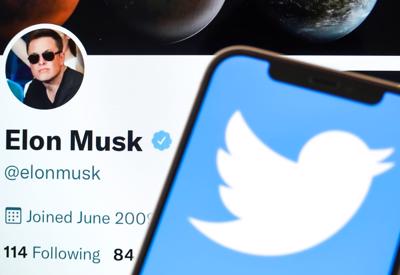 Lùm xùm thâu tóm khiến giá cổ phiếu lao dốc, Elon Musk bị cổ đông Twitter đâm đơn kiện