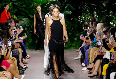 BST Michael Kors Xuân – Hè 2023: gợi cảm và tinh giản