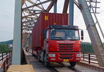 Đề nghị nâng cấp cây cầu độc nhất đi chung đường bộ và đường sắt tại Bắc Giang