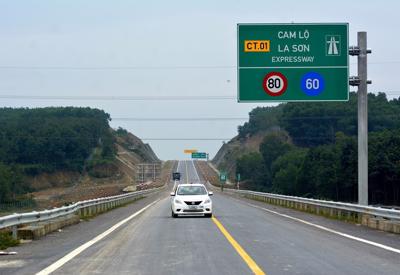 Bộ Giao thông vận tải lên tiếng về cao tốc Cam Lộ - La Sơn chia cắt đường dân sinh
