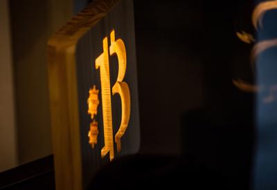 Giá bitcoin lên gần 38.000 USD nhờ hy vọng về quỹ ETF, lãi suất