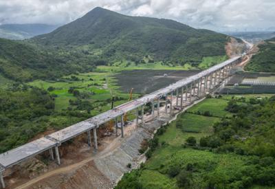 Hợp long cầu qua núi cao nhất trên tuyến cao tốc Cam Lâm - Vĩnh Hảo