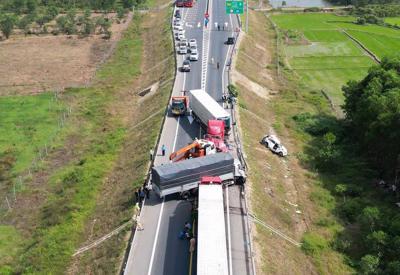 Vụ tai nạn trên cao tốc Cam Lộ - La Sơn lộ rõ nhiều mối nguy, lãng phí khi đầu tư cao tốc phân kỳ