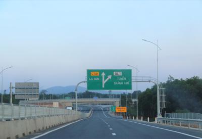 Rà soát việc tổ chức giao thông cao tốc Cam Lộ - La Sơn, bổ sung biển báo hiệu tại "nút thắt cổ chai"
