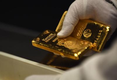Giá vàng thế giới nhảy vọt lên gần 2.100 USD/oz, trong nước tiệm cận 81 triệu đồng/lượng