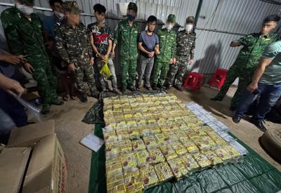 Hải quan Quảng Trị bắt giữ 9 người Lào và 100kg ma túy đá