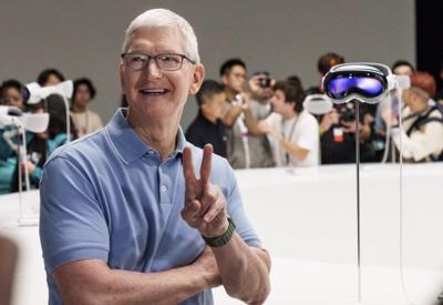 CEO Apple đến Việt Nam giữa lúc doanh số iPhone toàn cầu giảm 10% 