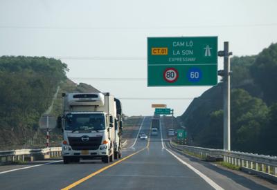 Tìm giải pháp hạn chế tai nạn trên cao tốc Cam Lộ - La Sơn sau khi phân luồng 