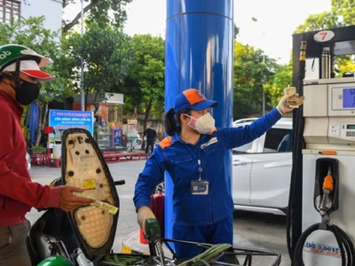 Giá xăng dầu đồng loạt tăng mạnh
