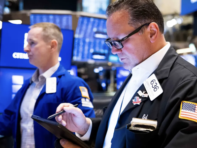 S&P 500 giảm phiên thứ ba liên tiếp, giá dầu trượt 2%