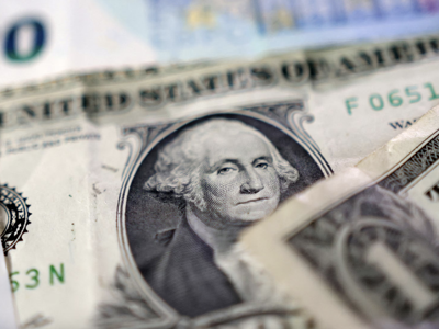 Ai đang bán đồng USD?