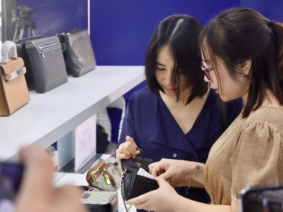 Tận mắt "nhận diện" hàng giả, trong đó có nhiều "đồ hiệu"