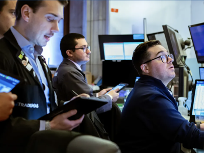 S&P 500 tiến sát kỷ lục, giá dầu tăng nhẹ