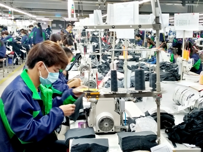 Lương không đủ sống, người lao động phải “thắt lưng buộc bụng”, làm thêm giờ