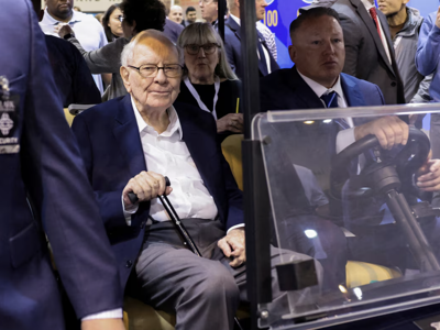 Warren Buffett rút 6 tỷ USD cổ phiếu làm từ thiện