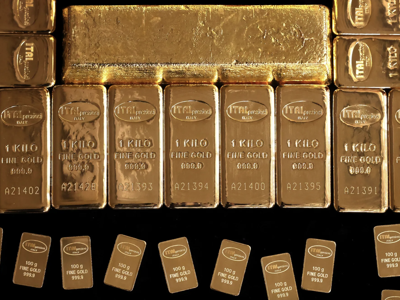 Giá vàng tái lập mốc quan trọng 3.300 USD/oz nhờ đồng USD xuống đáy 3 năm