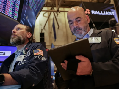 Dow Jones tăng điểm nhờ dòng tiền chuyển hướng, giá dầu nhích lên trước cuộc họp OPEC+