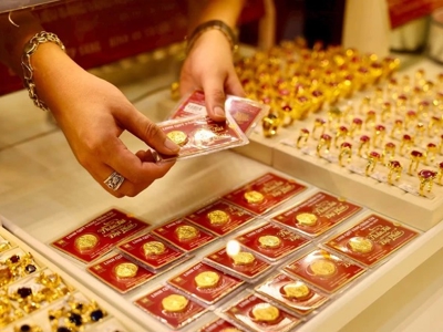 Đà giảm của giá vàng trong nước bằng một phần ba so với thế giới